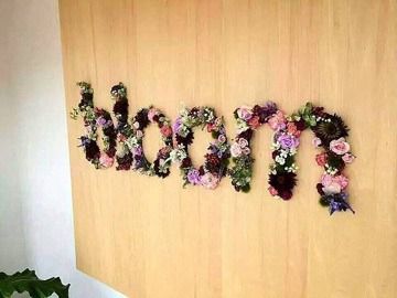bloomの看板
島田市栄町2-1
お店の外からガラス越しに見える看板
シバモクショップさんと、みどりのお店ポメゾンさんにお願いし、待望の 理想の看板が出来上がり、取り付けられました。