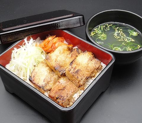 豚丼(上)¥1000税込
炙りチャーシュー4枚、ごはん280g (鶏塩スープ付)
白飯版豚そば。ガッツリと行きたい方におすすめ 。充分これだけでも満足出来ます。