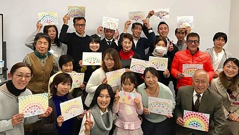 成功7色パステルアートとは？
パステルを使った直感と帝王学のエッセンスを織り交ぜ、自分で答えを発見する自立思考を養う体験型ワーク。
プログラムを通じて、中小企業の悩みを解消し、長く繁栄する企業を目指す。
・短所を長所に変えるワーク
・過去清算、輝かせるワークetc
