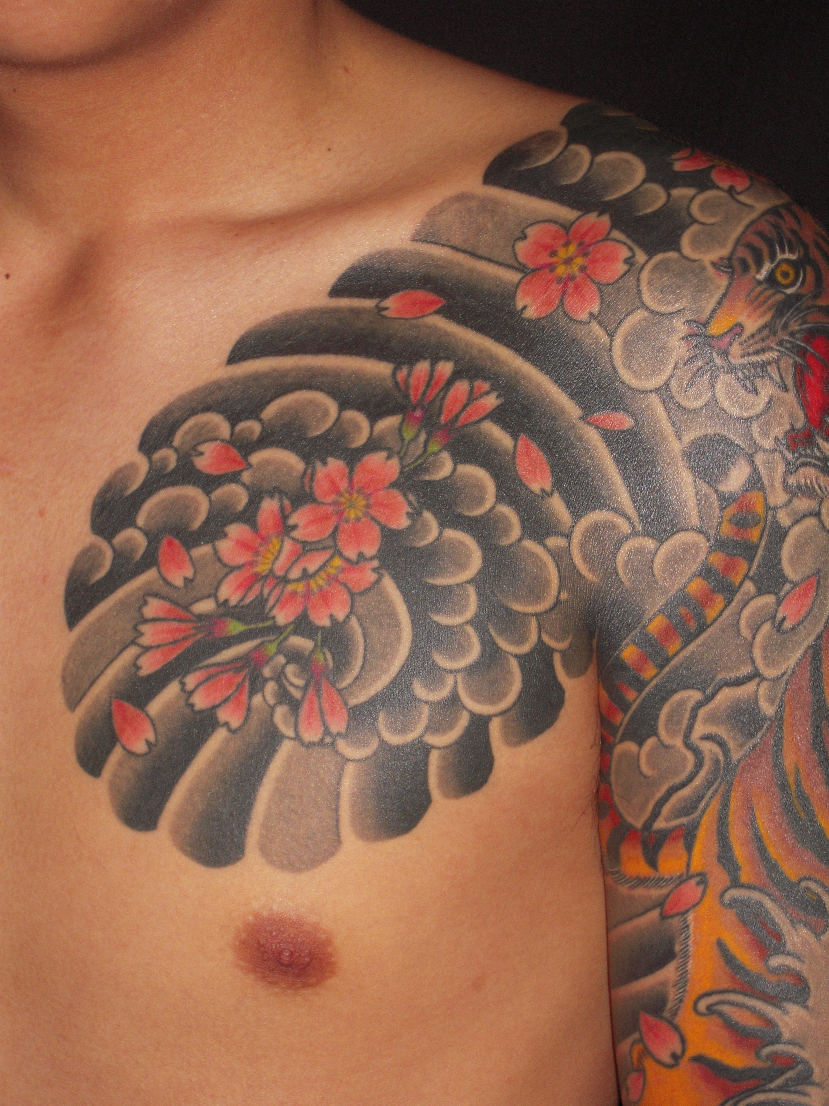 箱無し キューピー 刺青 虎 / 龍柄 大江戸桜？ モノクロ 全長 約28cm 虎と桜 | HOWLING TATTOO STUDIO 彫かん