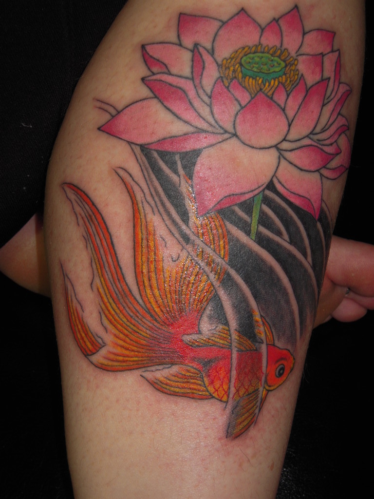 金魚と蓮 Howling Tattoo Studio 彫かん 金魚と蓮 Howling Tattoo Studio 彫かん