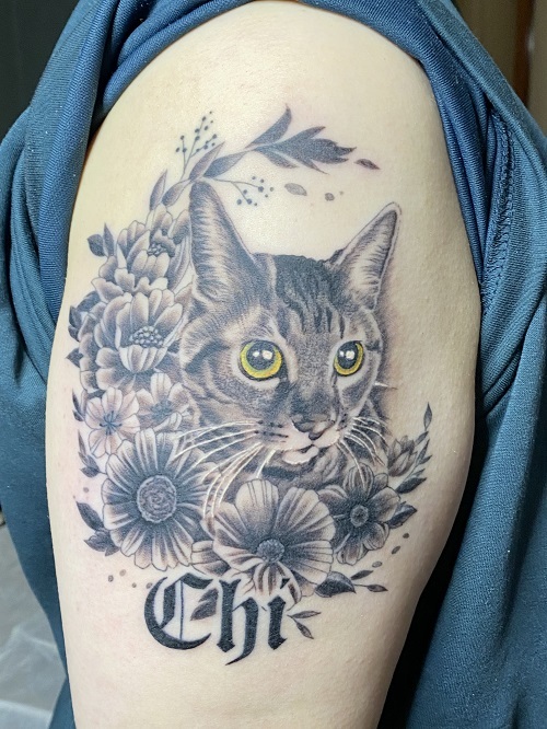 花に包まれた愛猫 | HOWLING TATTOO STUDIO 彫かん