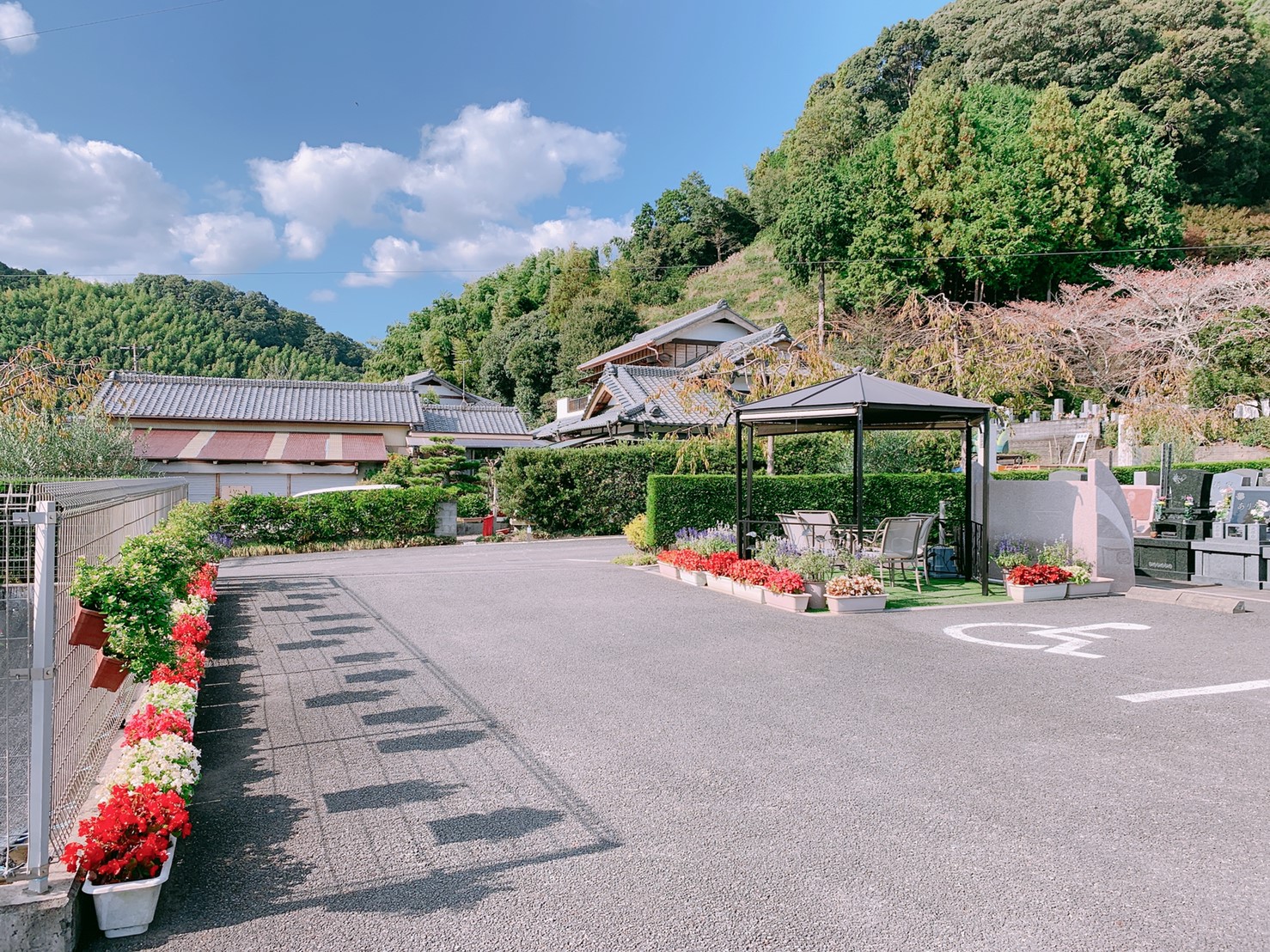 葉梨の里霊園の広々駐車場